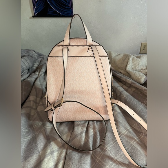 Michael Kors bag selling it because I don’t use it anymore - Picture 5 of 5